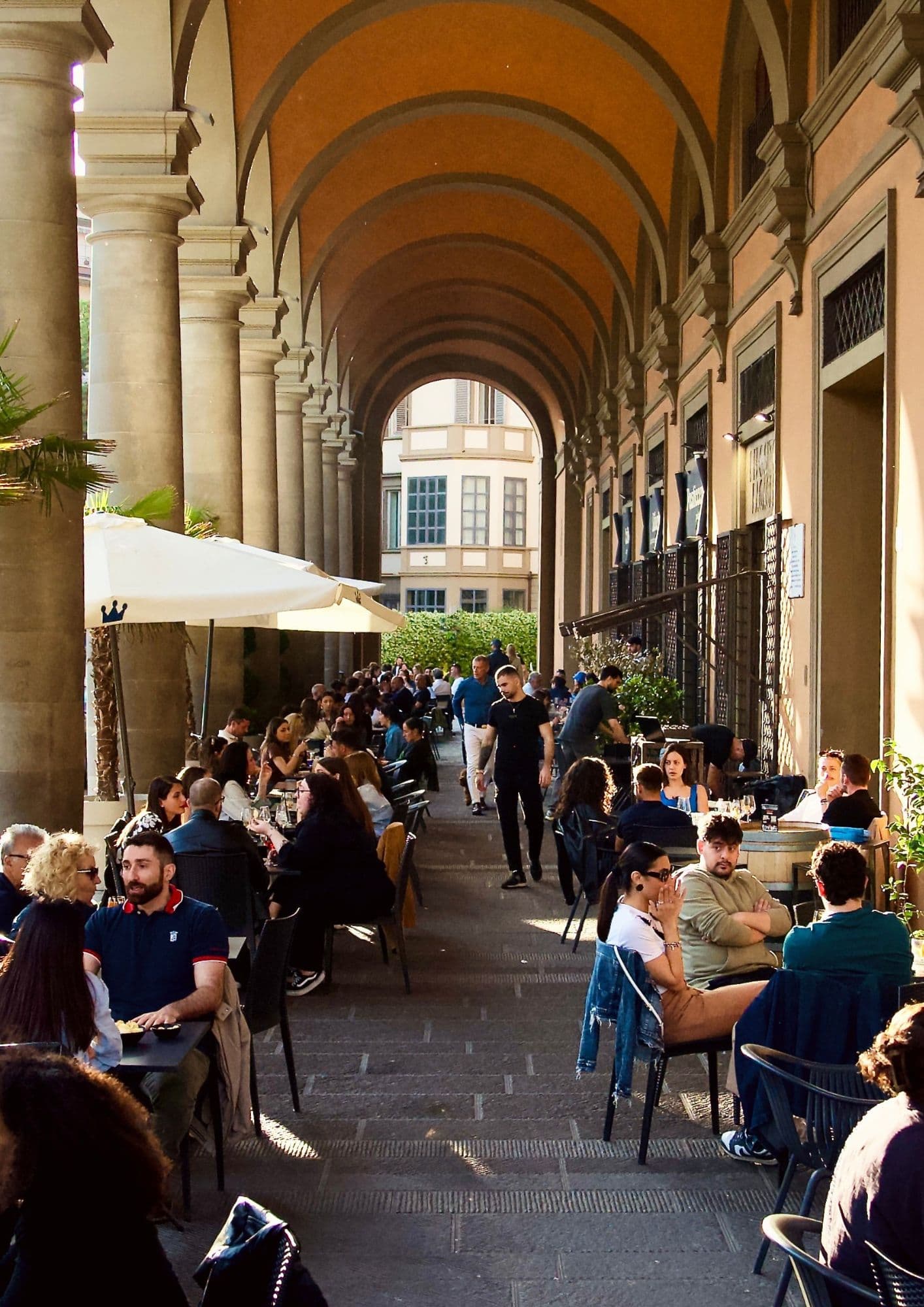 Sotto i portici di Piazza Libertà